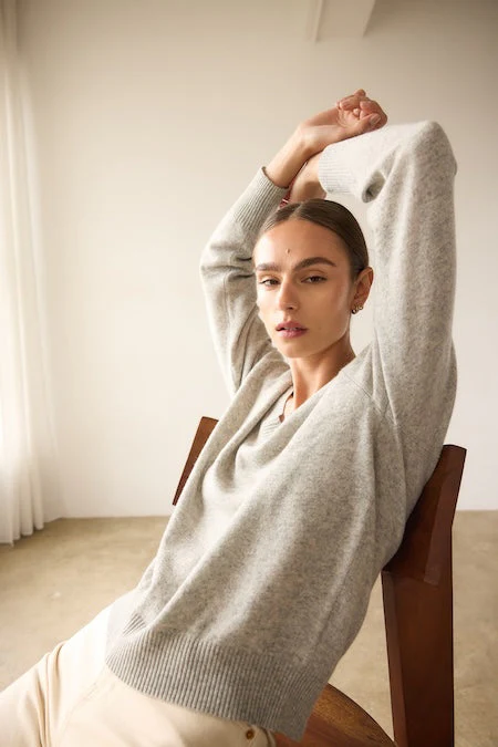 Jamie Haller - The V Fave Cashmere Sweater in Light Heather - Image 7