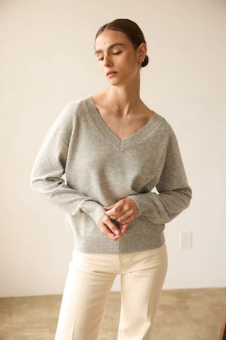 Jamie Haller - The V Fave Cashmere Sweater in Light Heather - Image 8
