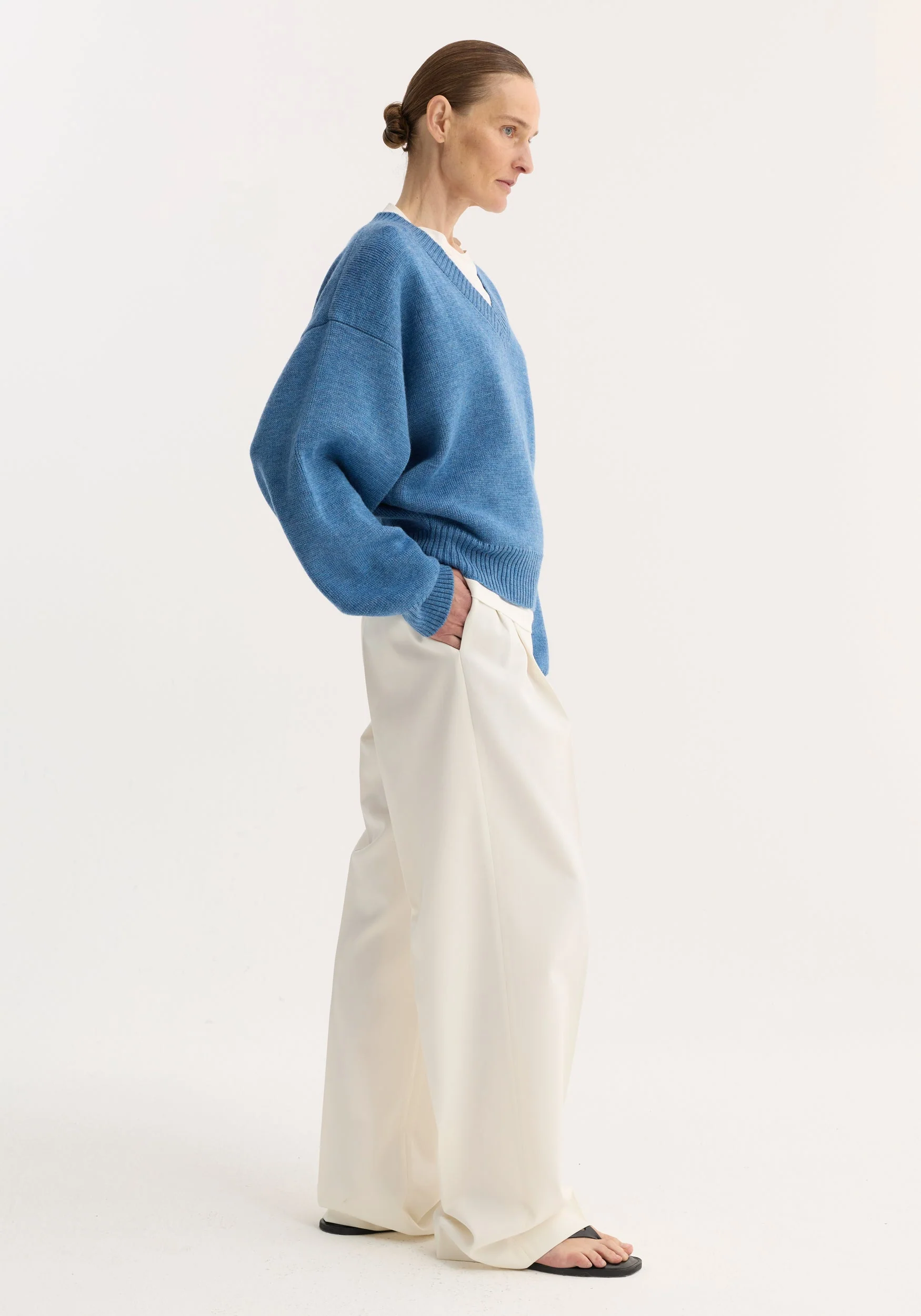 ROHE - V - neck knitted jumper | denim blue melange - Image 3
