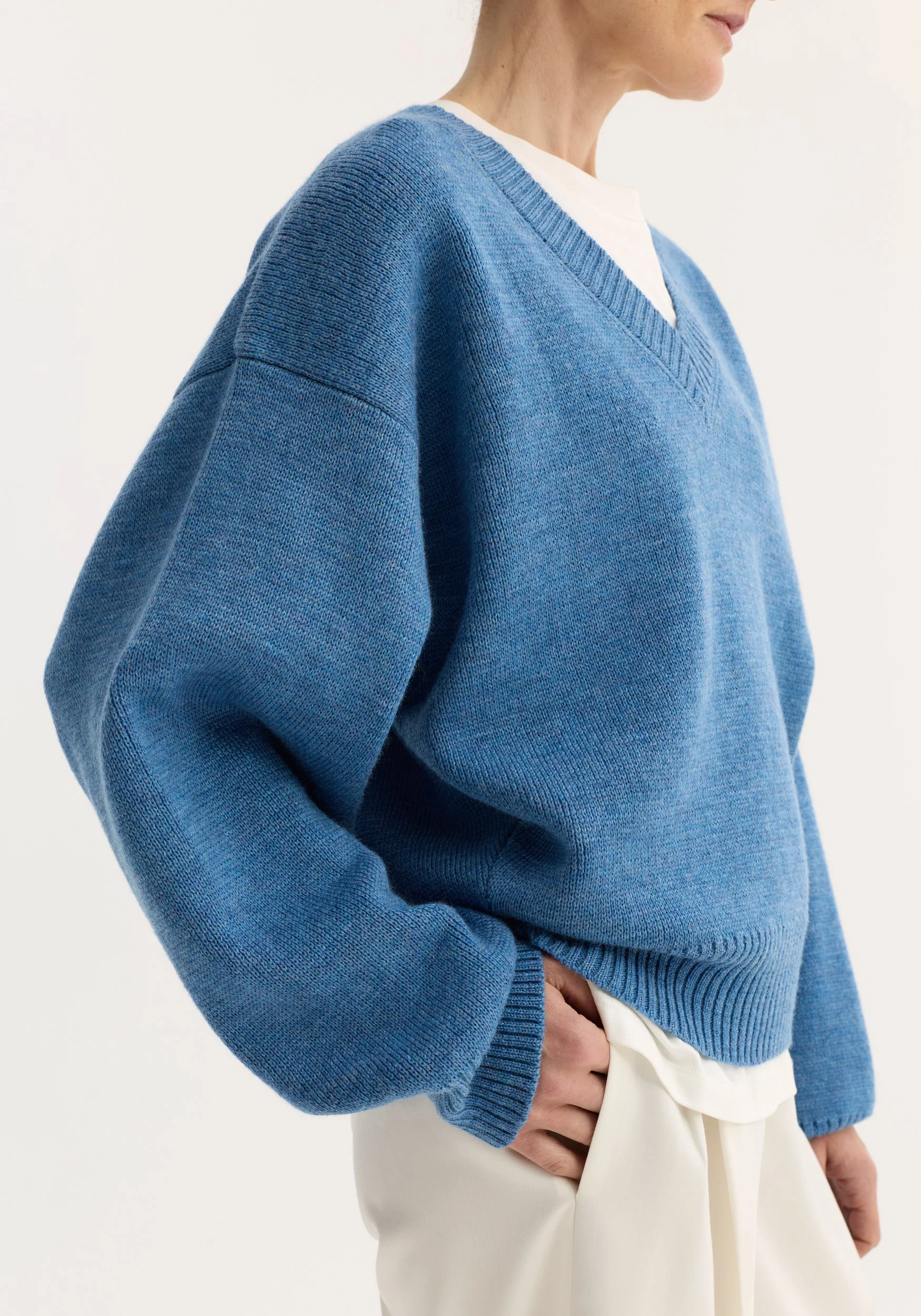 ROHE - V - neck knitted jumper | denim blue melange - Image 5