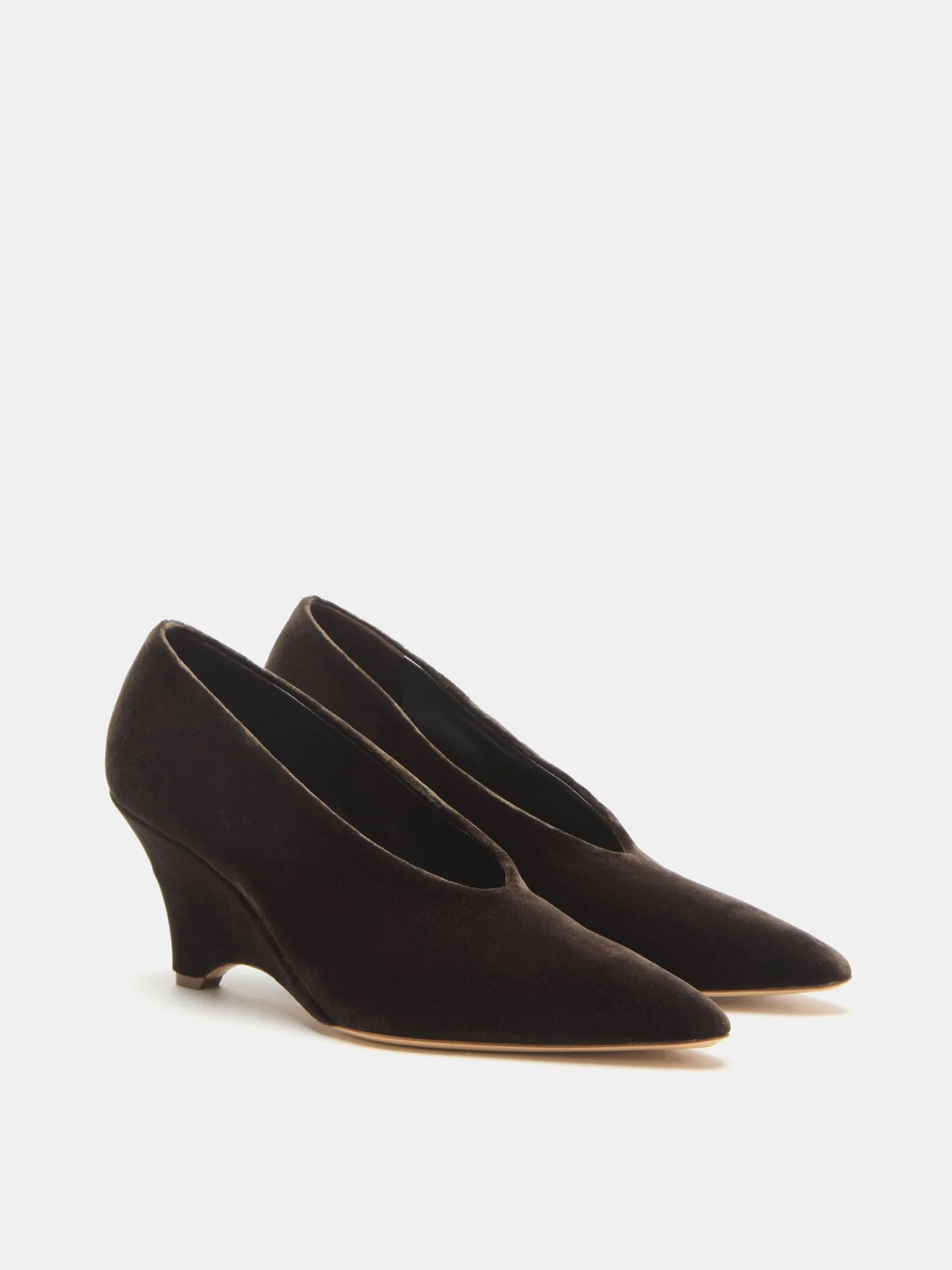 Le Monde Beryl - Victoria Decolette Wedge / Visone Velvet - Image 2