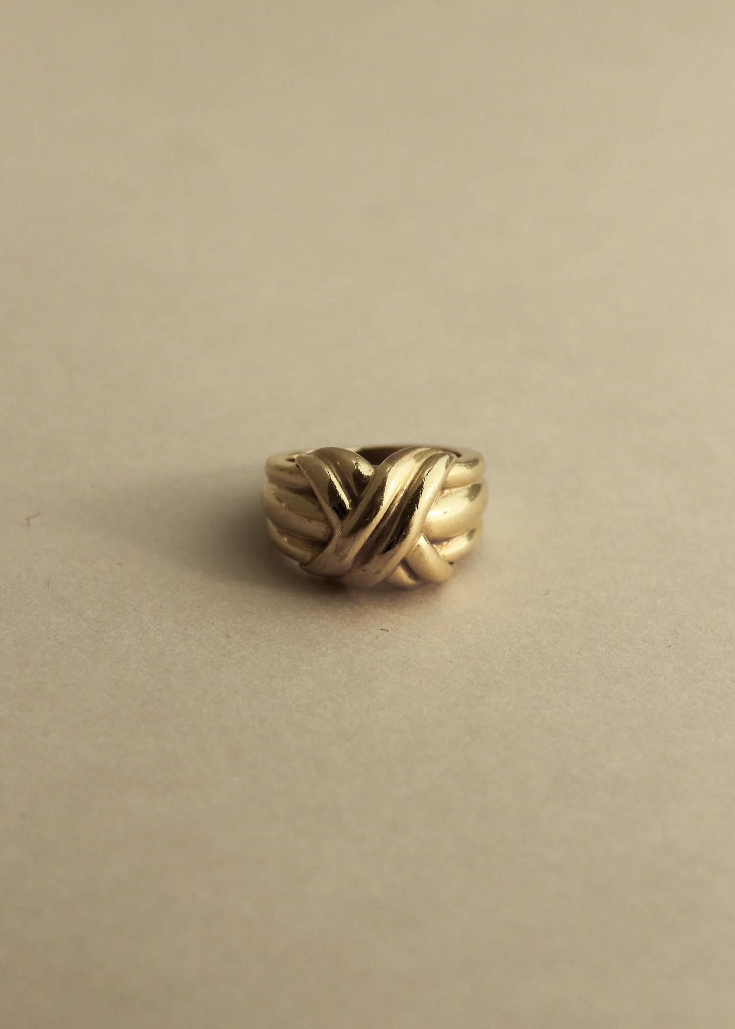 Kinn - Vintage 18K Wide Crossover Band Ring - 4.25