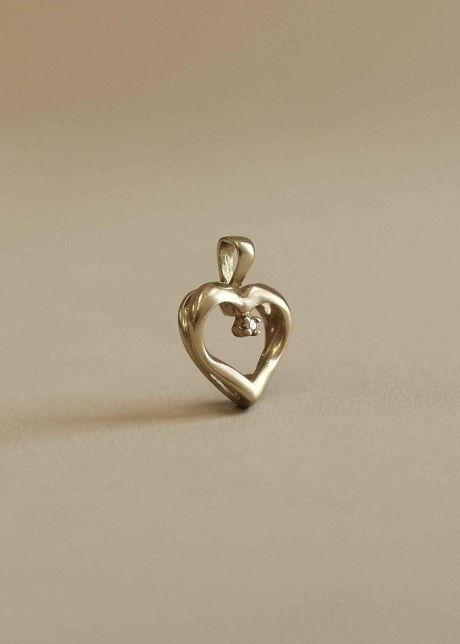 Kinn - Vintage Diamond Outline Heart Pendant - Image 2