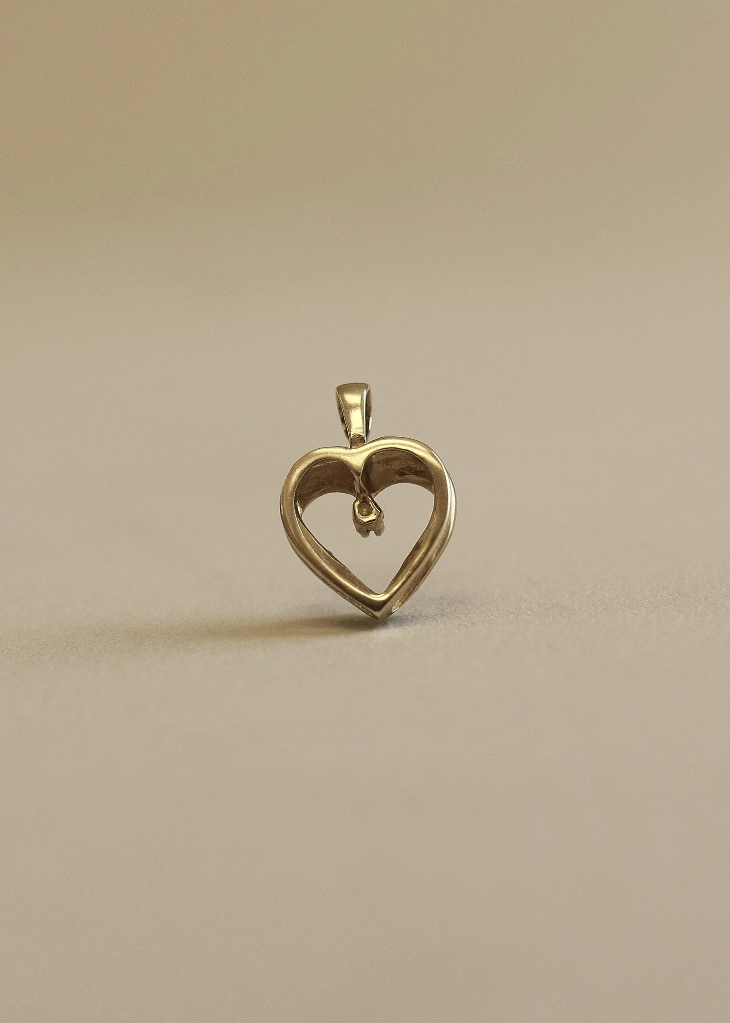 Kinn - Vintage Diamond Outline Heart Pendant - Image 3
