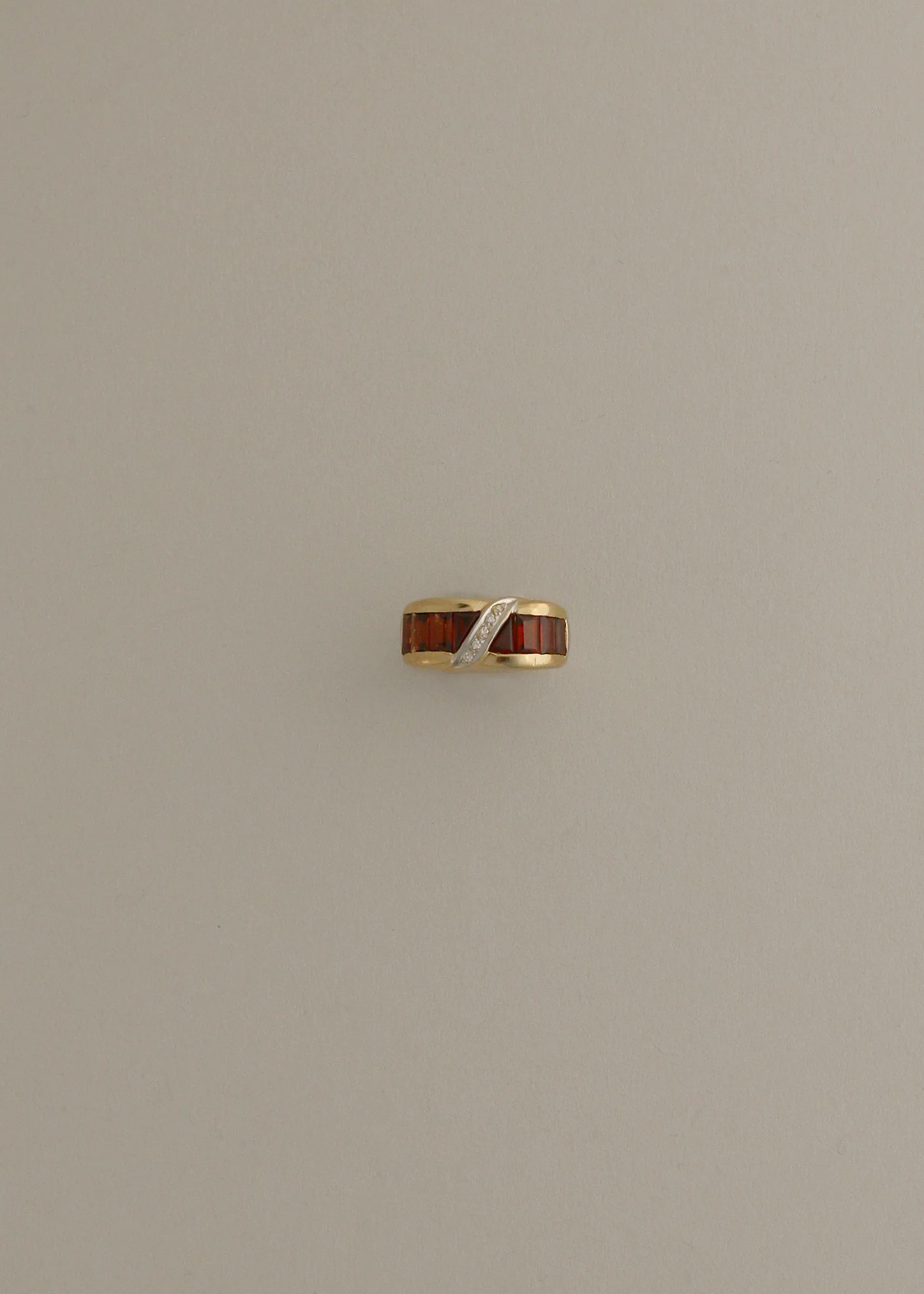Kinn - Ring Vintage Garnet Diagonal Pavé 14k Ring