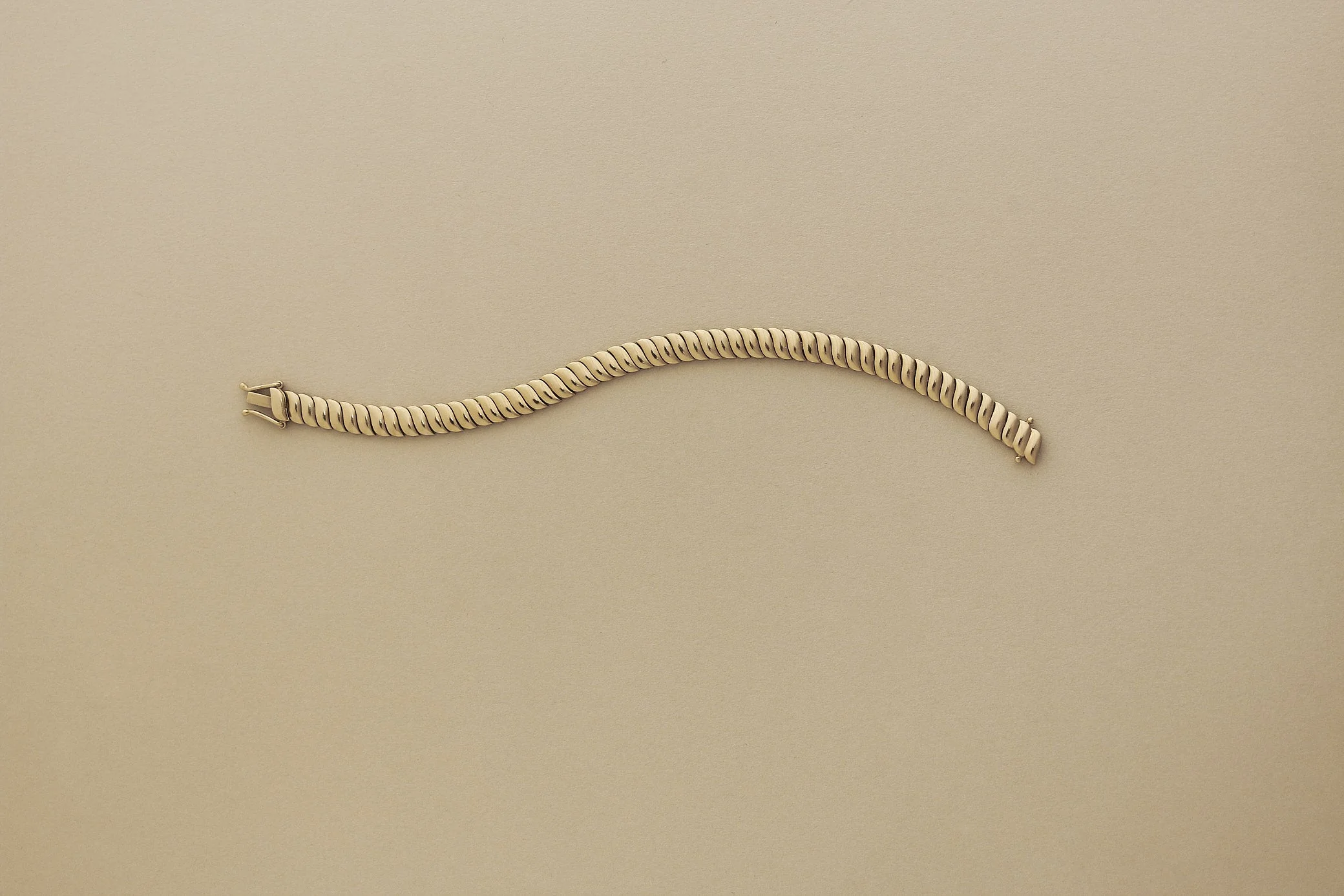 Kinn - Vintage Gold Cobra Bold Bracelet - Image 2