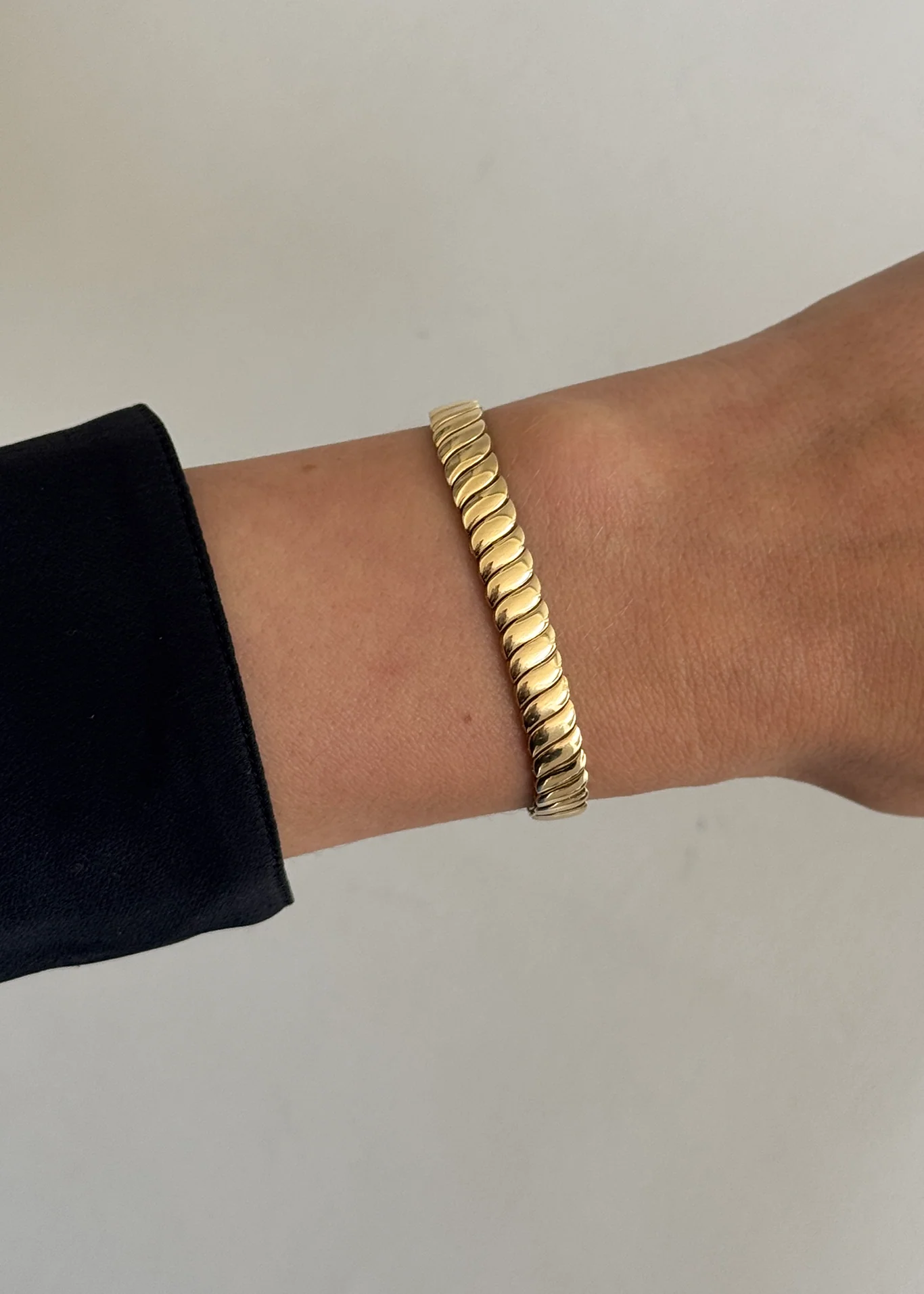 Kinn - Vintage Gold Cobra Bold Bracelet - Image 4
