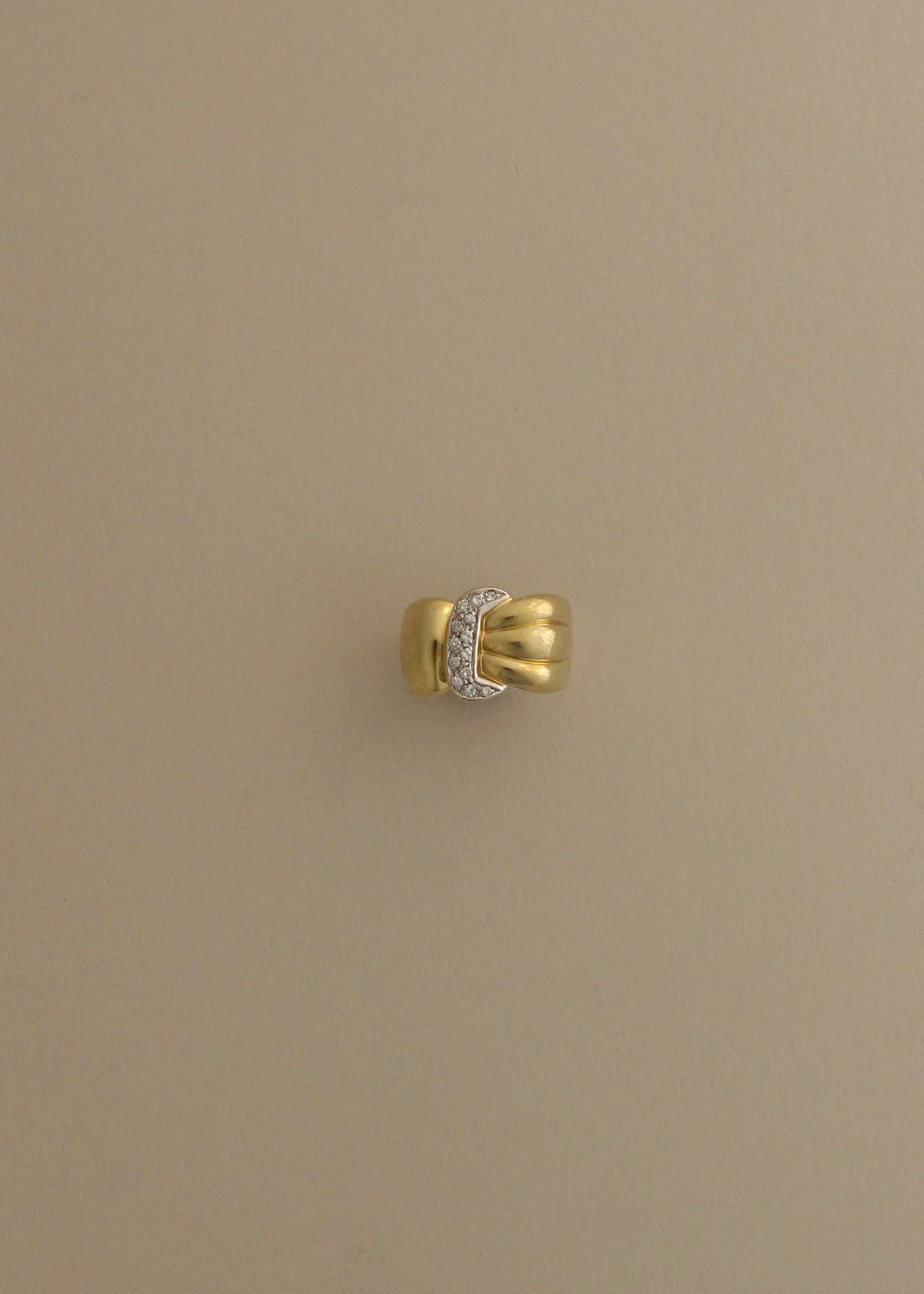 Kinn - Vintage Pavé Buckle 18k Diamond Ring