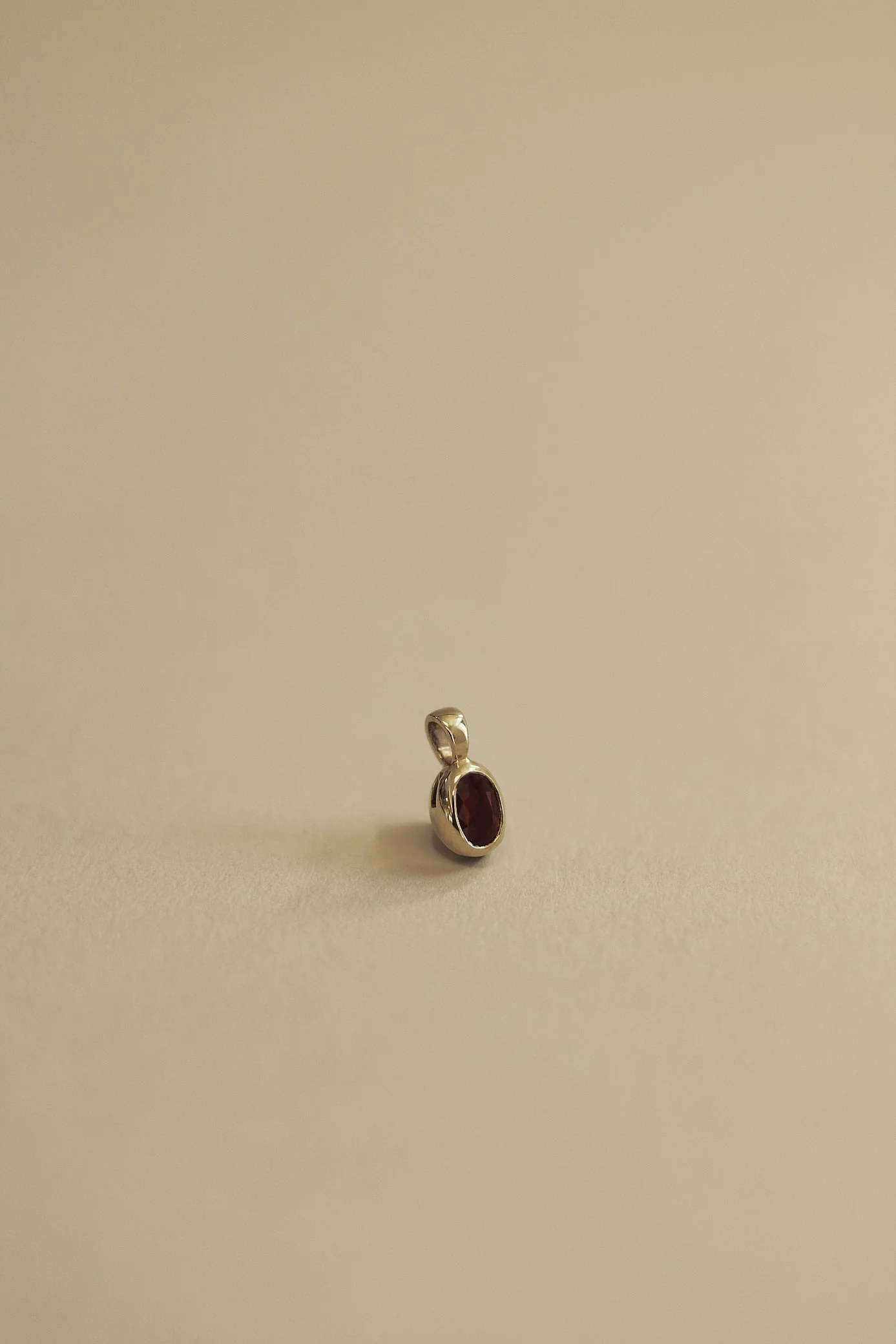 Kinn - Vintage Ruby Oval Pendant