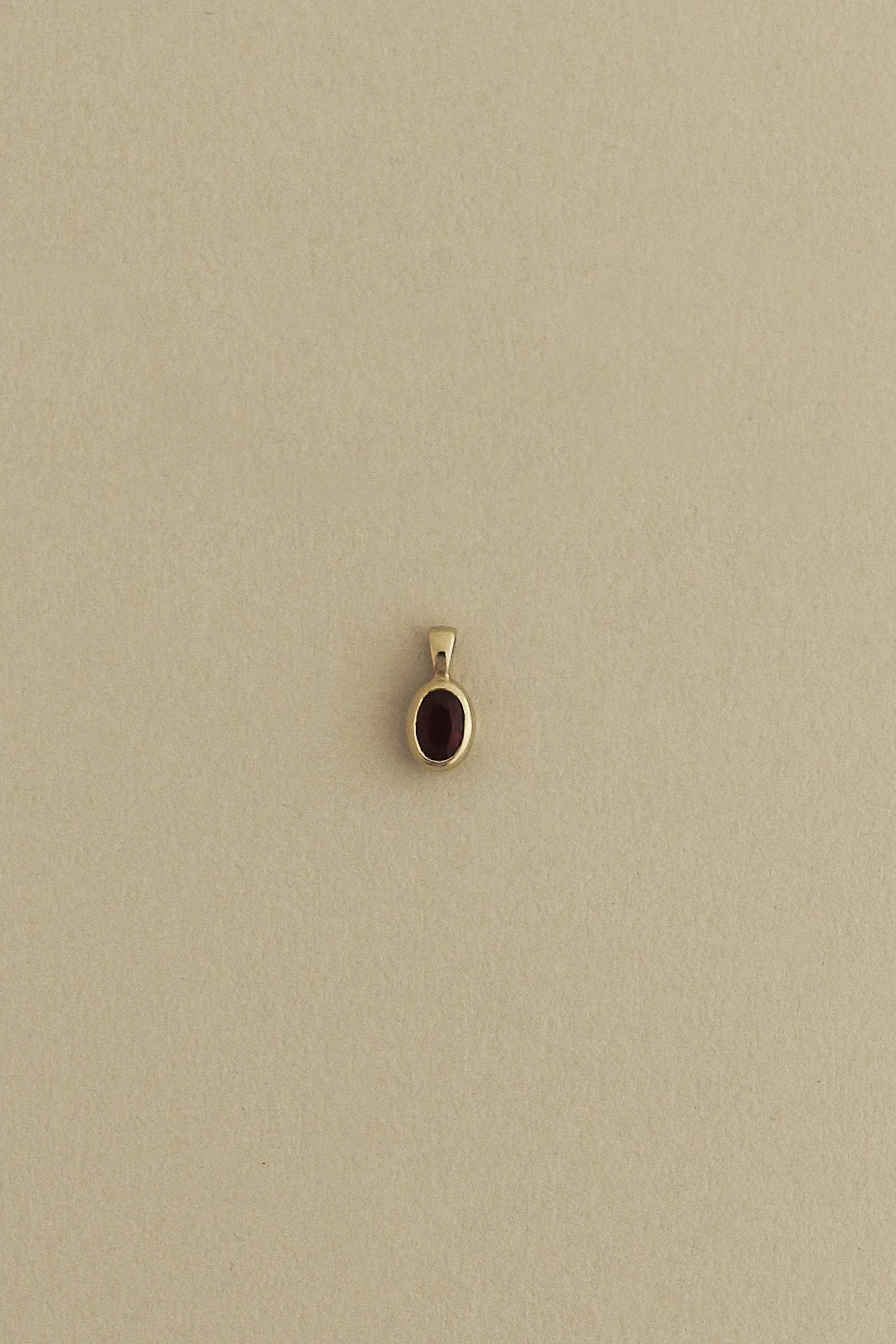 Kinn - Vintage Ruby Oval Pendant - Image 2