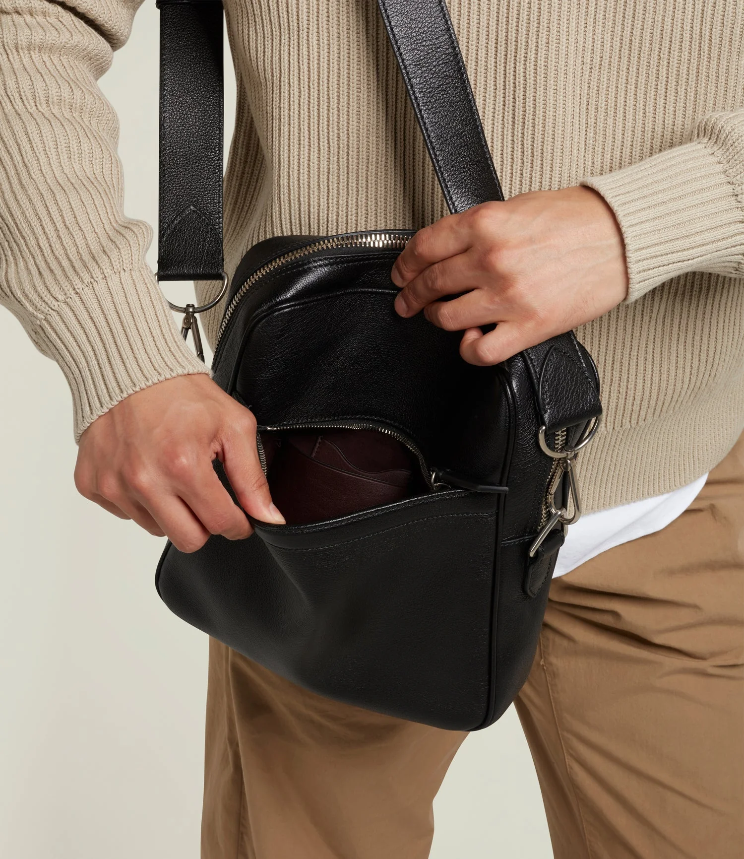 Metier - Wanderer Cross Body Buffalo Black - Image 4